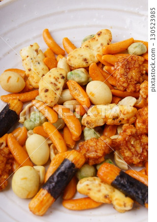 Rice cracker mix 130523985