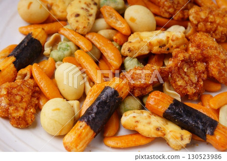 Rice cracker mix 130523986