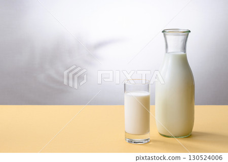 早晨牛奶倒早餐桌 130524006