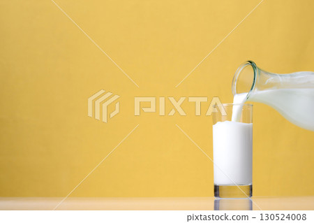 早晨牛奶倒早餐桌 130524008