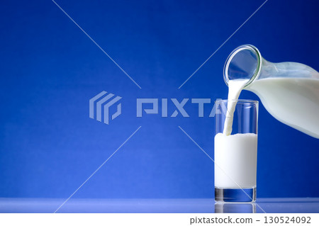 日本早上倒牛奶 日本早上倒牛奶 130524092