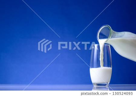 日本早上倒牛奶 日本早上倒牛奶 130524093