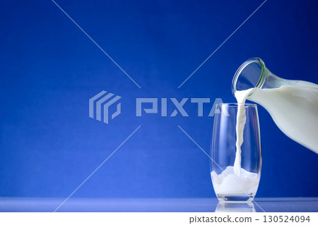 日本早上倒牛奶 日本早上倒牛奶 130524094