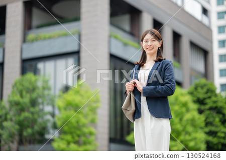 走的女商人戶外 走的女商人戶外 130524168