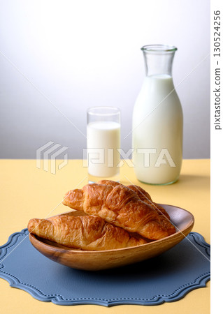 牛奶和麵包美好的早晨早餐 130524256