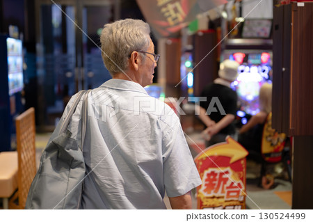 老人走進彈珠室 老人走進彈珠室 130524499