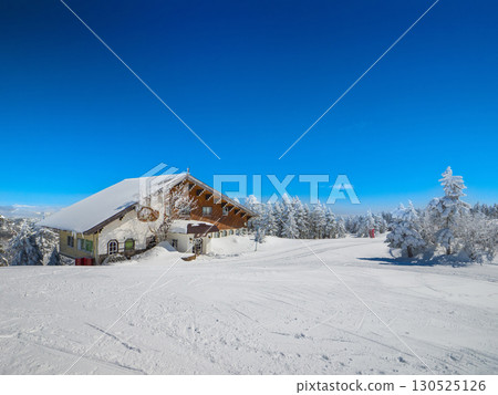 晴朗的日子裡，滑雪場的山間小屋和覆霜的樹木（長野縣山之內町澀峠） 130525126