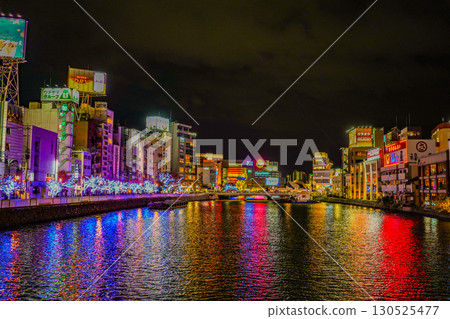 五彩繽紛的江邊夜景 130525477