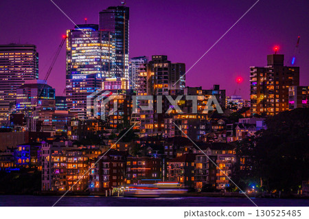 雪梨天際線在晚上 130525485