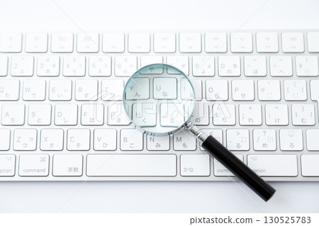 白色電腦鍵盤與放大鏡 130525783