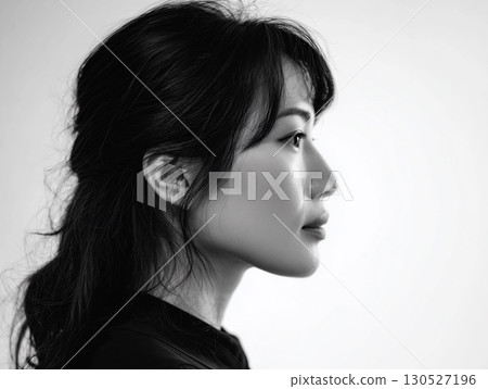 女人側面特寫 | 簡單漂亮的女人側面肖像 女人側面特寫 | 簡單漂亮的女人側面肖像 130527196