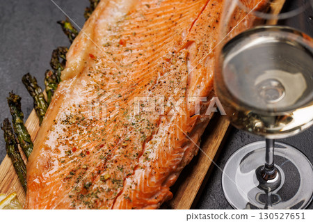 Grilled salmon fillets and asparagus 130527651