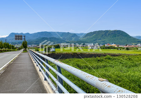 瑪琴橋與龜山盆地的萬年山、霧鶴山連峰 130528208