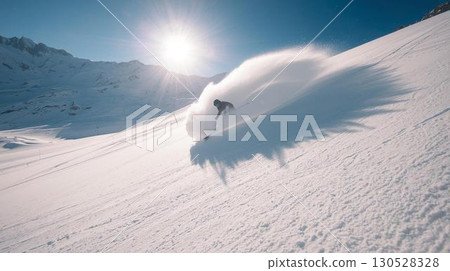 滑雪者滑雪，掀起一片雪雲 130528328