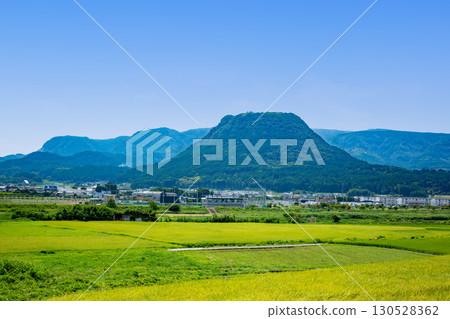 龜須盆地稻田和山。 130528362