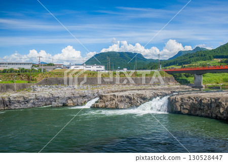霧羽山、萬年山連峰以及玖珠川的月牙瀑布 130528447