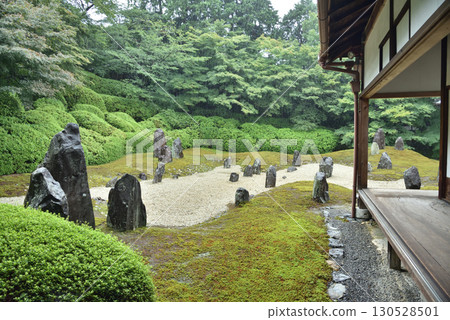 雨中的京都日本花園 130528501
