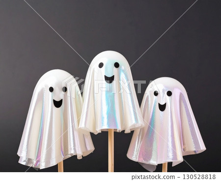 黑色背景,三個鬼娃娃,微笑 黑色背景,三個鬼娃娃,微笑 130528818