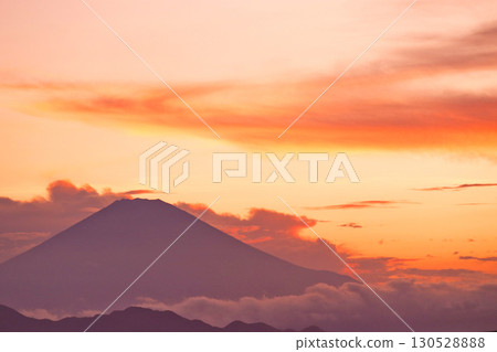 落日的天空、富士山和覆蓋山腳的夏日雲彩 130528888