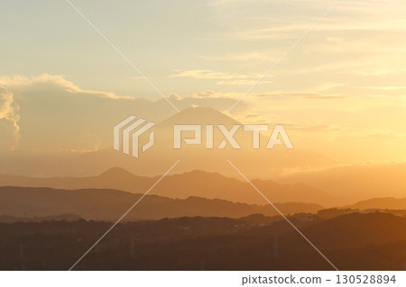 夕陽下閃耀著金色光芒的富士山及其山脊線的光影層次 夕陽下閃耀著金色光芒的富士山及其山脊線的光影層次 130528894