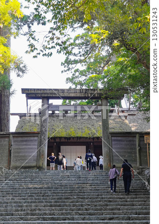 參觀伊勢神宮本宮的人們,垂直構圖 參觀伊勢神宮本宮的人們,垂直構圖 130531243