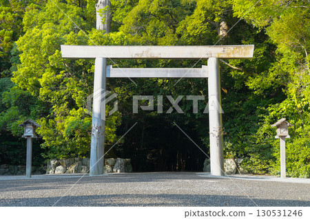 伊勢神宮外宮的鳥居與森林風景 伊勢神宮外宮的鳥居與森林風景 130531246