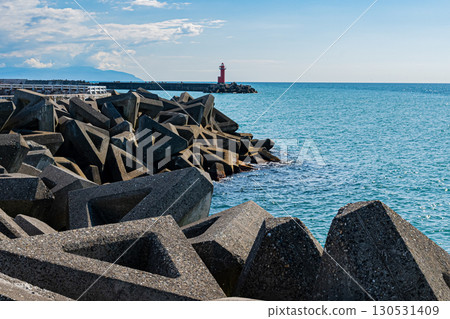 北海道大西雙子海灘的海景和紅色燈塔（晴朗的夏季天氣） 130531409