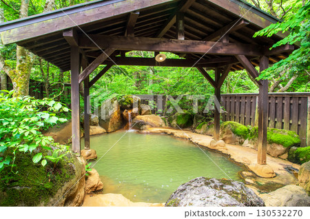 綠意盎然的露天浴池「平湯之湯」「男浴場」（岐阜縣高山市奧飛騨溫泉鄉平湯溫泉） 130532270