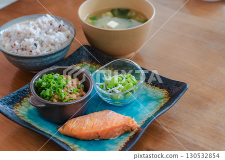 烤鮭魚和納豆日式早餐 130532854