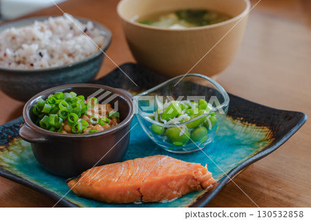 烤鮭魚和納豆日式早餐 烤鮭魚和納豆日式早餐 130532858