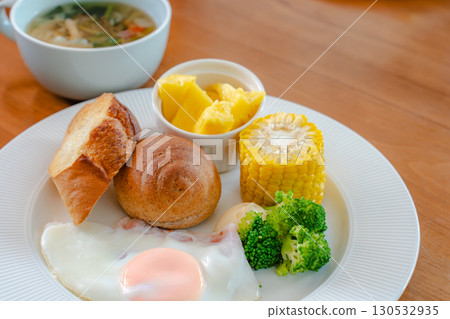Western-style healthy breakfast plate 130532935
