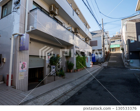 [Shinagawa Ward] Early morning view of Nishioi's hilly streets 130533376
