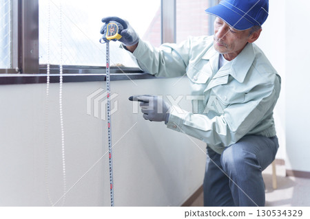 室內建築工人用捲尺測量 室內建築工人用捲尺測量 130534329