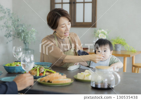 有趣的家庭用餐圖像 130535438