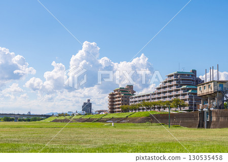 宮崎市大淀川河畔廣場和藍天映襯下的住宅區 130535458