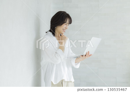 微笑的女士與一台筆記本 微笑的女士與一台筆記本 130535467