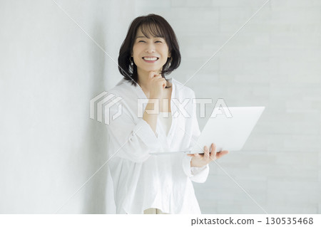 微笑的女士與一台筆記本 130535468