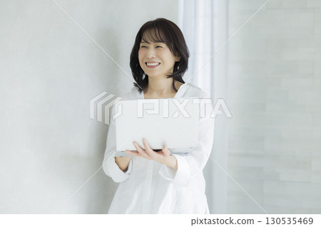 微笑的女士與一台筆記本 微笑的女士與一台筆記本 130535469