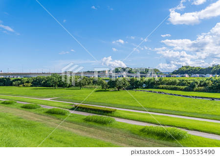 俯瞰大淀川河畔廣場和天滿橋的夏日天空景觀 130535490