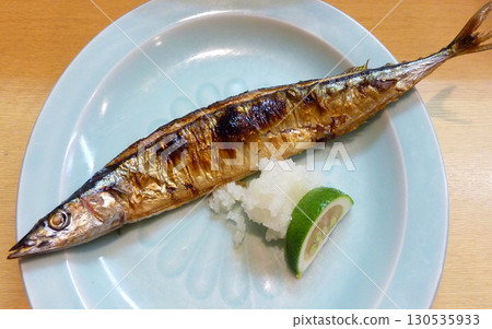 秋刀魚，鹹烤肥美，是秋天的美味！一張簡單的鹹烤秋刀魚照片 130535933