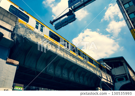 JR總武線和淺草橋站的高架軌道，2025年8月，強調暖色和冷色 130535993