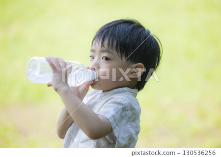 孩子喝塑膠瓶飲料 130536256