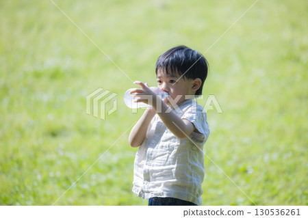 孩子喝塑膠瓶飲料 130536261