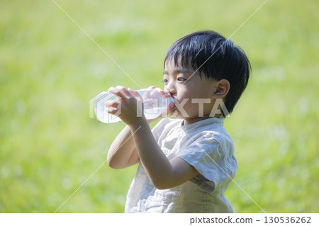 孩子喝塑膠瓶飲料 130536262