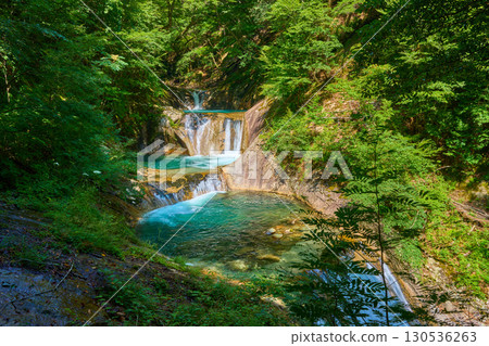 山梨縣山梨市西澤溪谷七釜五段瀑布的層疊瀑佈景觀 山梨縣山梨市西澤溪谷七釜五段瀑布的層疊瀑佈景觀 130536263