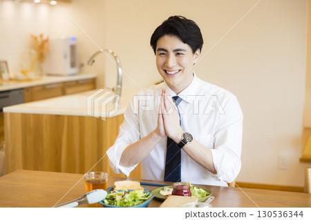 吃早餐的男人 吃早餐的男人 130536344