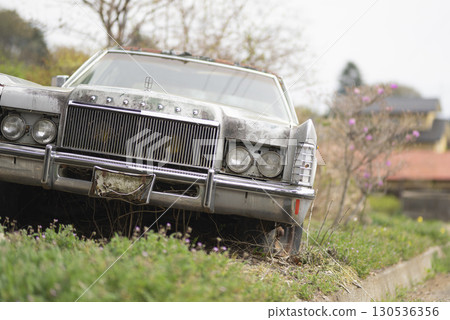 被遺棄的報廢的汽車 被遺棄的報廢的汽車 130536356