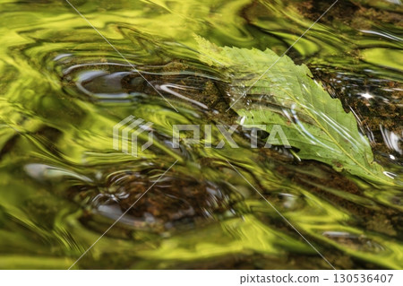 水面上反射出的漣漪 130536407