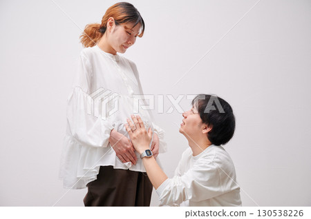 Couple facing each other, pregnant woman, maternity 130538226
