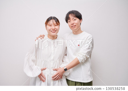 Couple facing each other, pregnant woman, maternity 130538258